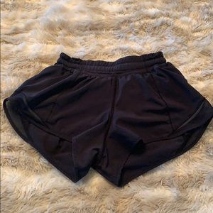 Lulu hotty hot shorts 2.5” size 2